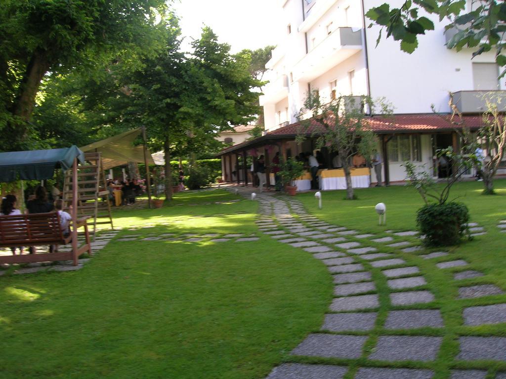 Hotel La Bussola Marina di Massa Kültér fotó